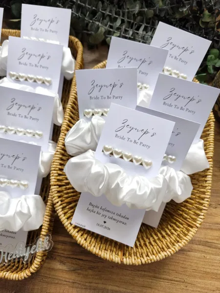 Beyaz Saten Toka & İnci Kalp Toka – Kişiye Özel Bride To Be Hediyeliği