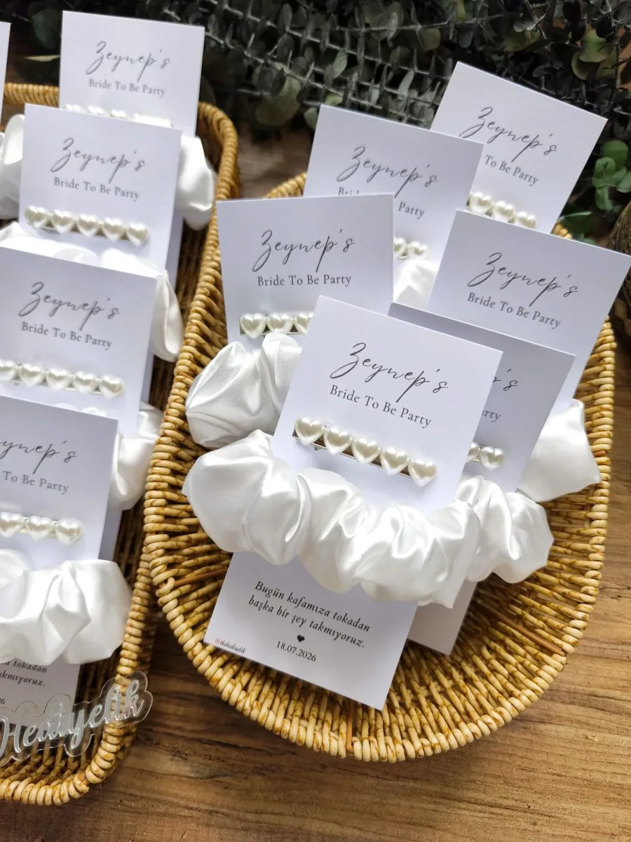 Beyaz Saten Toka & İnci Kalp Toka – Kişiye Özel Bride To Be Hediyeliği
