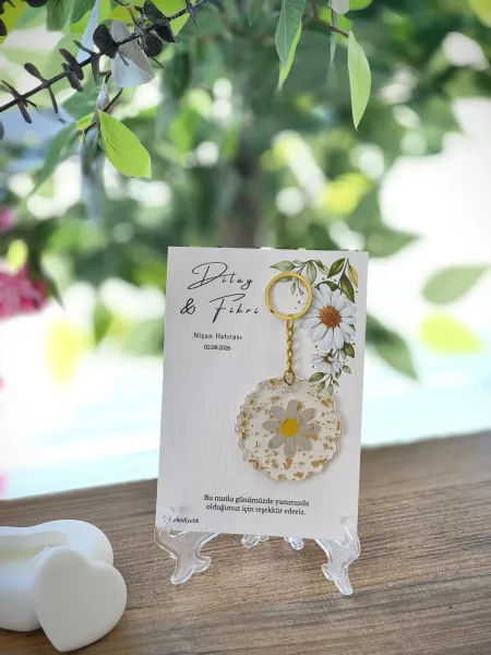 Epoksi Papatya Anahtarlık – Kişiye Özel Nişan Hatırası