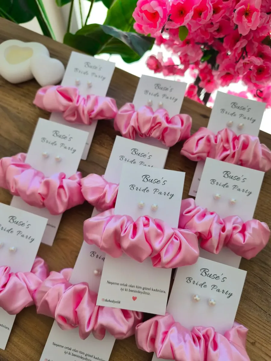 İnci Küpe & Saten Toka – Kişiye Özel Bride Party Hediyeliği