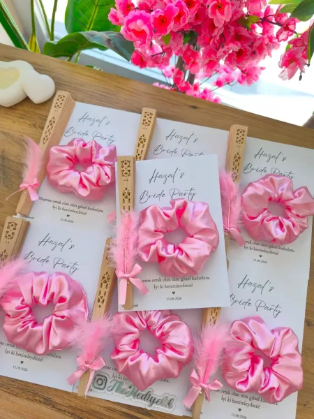 Pembe Tüylü Kurdeleli Yelpaze & Saten Toka – Kişiye Özel Bride Party Hediyeliği