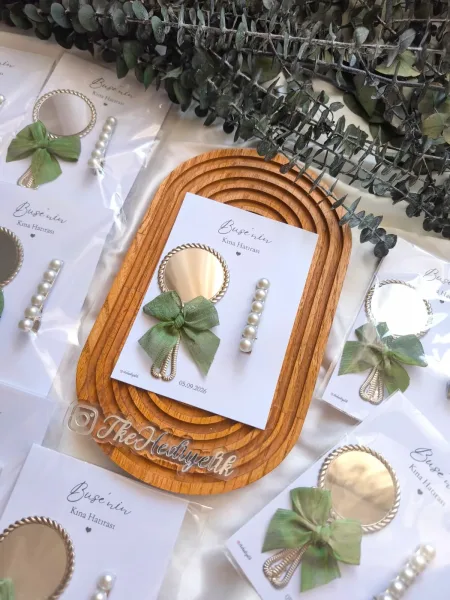Keten Kurdeleli Gümüş Vintage Ayna & İnci Toka – Kişiye Özel Kına Hediyeliği
