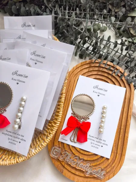 Keten Kurdeleli Gümüş Vintage Ayna & İnci Toka – Kişiye Özel Kına Hediyeliği