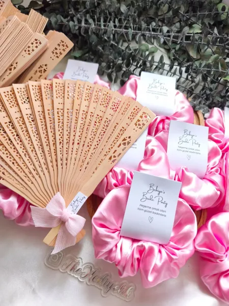 Keten Kurdeleli Etiketli Yelpaze & Saten Toka Seti – Bride Party Hediyeliği