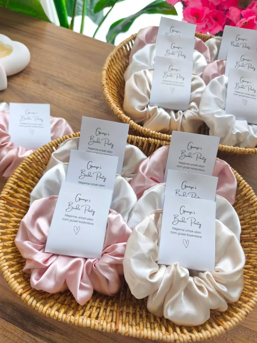 Bej, Pudra ve Beyaz Saten Saç Tokası – Kişiye Özel Kartlı Bekarlığa Veda Hediyeliği