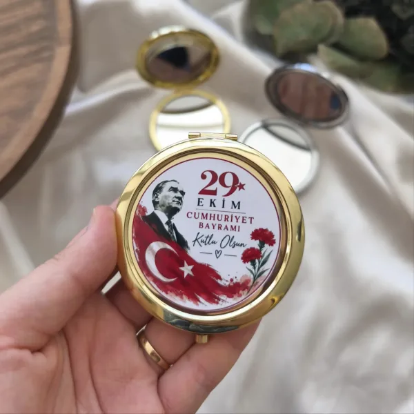 Atatürk Portreli ve Karanfilli 29 Ekim Cumhuriyet Bayramı Kurumsal Metal Çanta Aynası (Gold Model)
