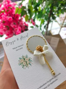 Kurutulmuş Cipso Çiçeği ve Kurdele Süslemeli Gold Ayna – Nikâh Hediyeliği