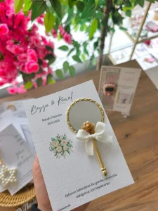 Kurutulmuş Cipso Çiçeği ve Kurdele Süslemeli Gold Ayna – Nikâh Hediyeliği