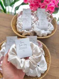 Bej, Pudra ve Beyaz Saten Saç Tokası – Kişiye Özel Kartlı Bekarlığa Veda Hediyeliği