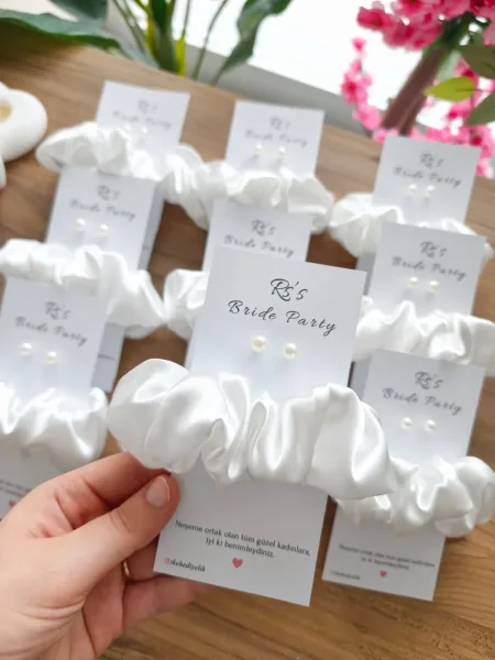 İnci Küpeli Beyaz Saten Toka Seti – Kişiye Özel Kartlı Bekarlığa Veda & Bride Party Hediyeliği