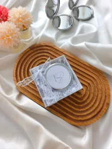 Dantel Bağlamalı Kutuda Gümüş Kapaklı Kelebek Çizim Motifli Metal Çanta Aynası – Kişiye Özel Söz, Nişan & Nikah Hediyeliği