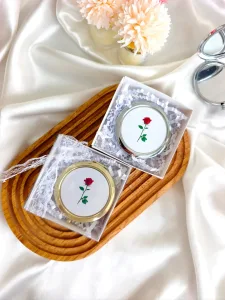 Beyaz Dantel Bağlamalı Kutuda ''GÜMÜŞ'' Kapaklı Kırmızı Gül Motifli Metal Çanta Aynası – Kişiye Özel Söz, Nişan & Nikah Hediyeliği