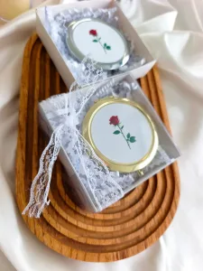 Beyaz Dantel Bağlamalı Kutuda ''GÜMÜŞ'' Kapaklı Kırmızı Gül Motifli Metal Çanta Aynası – Kişiye Özel Söz, Nişan & Nikah Hediyeliği