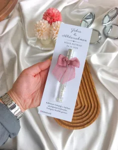 İnci Detaylı Gümüş Başlıklı Cam Şişe Fısfıs Kolonya – Kişiye Özel Kartlı Söz, Nişan & Nikah Hediyeliği