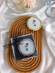 Siyah Dantel Detaylı Kutuda Gümüş Kapaklı Kırmızı Gül Motifli Metal Çanta Aynası – Kişiye Özel Söz, Nişan & Nikah Hediyeliği