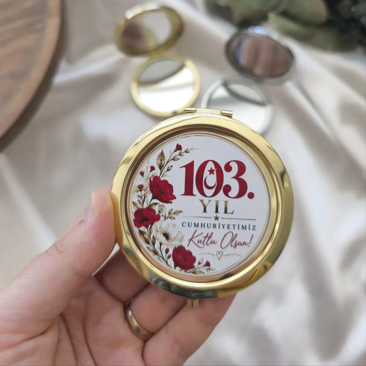 Çiçek Motifli 103. Yıl Cumhuriyet Bayramı Kurumsal Metal Çanta Aynası (Gold Model)