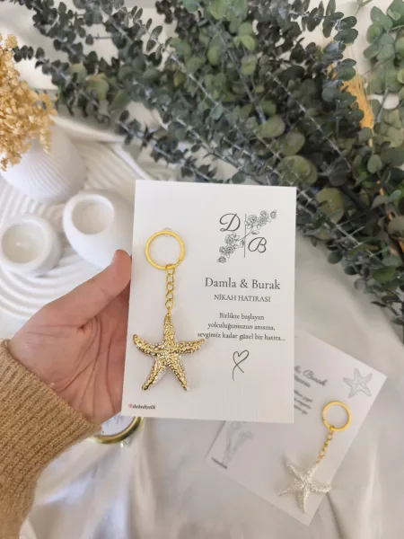Deniz Yıldızı Figürlü Gold Anahtarlık – Kişiye Özel Kartlı Söz, Nişan & Nikah Hediyeliği