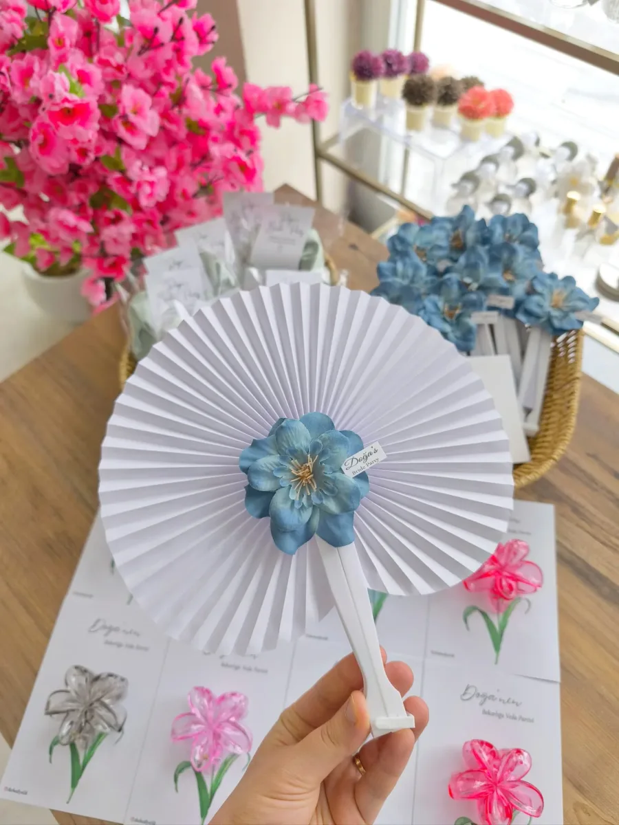 Şebboy Çiçekli Beyaz Katlanır Yelpaze – Kişiye Özel Etiketli Kına, Düğün & Bride Party Hediyeliği