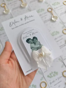 Fotoğraflı Şeffaf Pleksi Magnet – Kişiye Özel Kalpli İncili & Kurdeleli Nişan, Söz & Nikah Hediyeliği