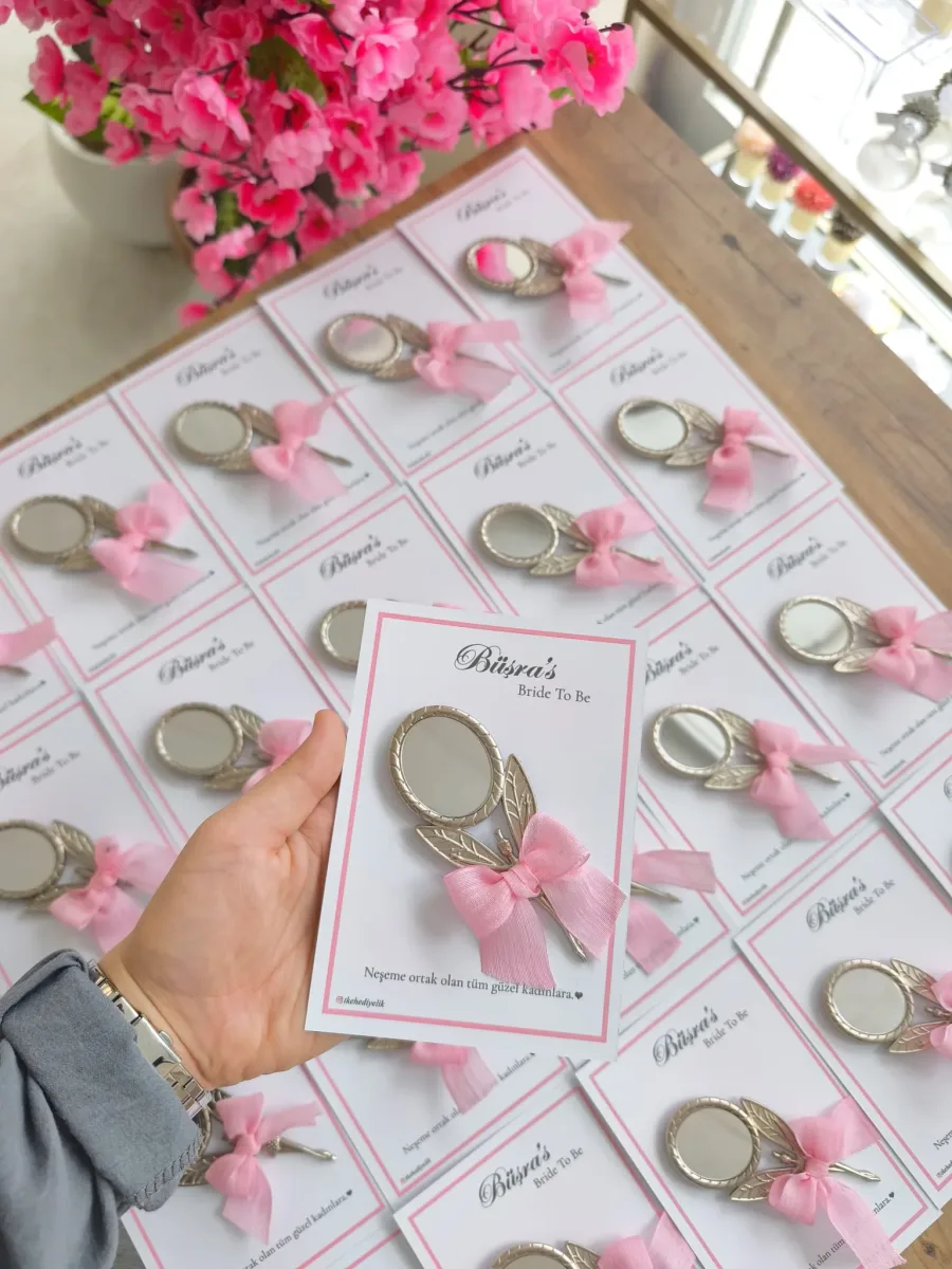 Melek Kanatlı & Pembe Kurdeleli Magnetli El Aynası – Kişiye Özel Bride To Be, Kına & Doğum Günü Hediyeliği