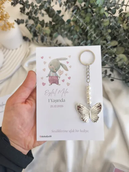 İncili Kelebek Gümüş Anahtarlık – Kişiye Özel Kartlı Doğum Günü & Baby Shower Hediyeliği