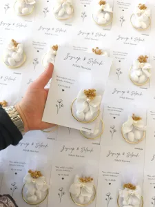 Gold Halka Badem Şekerli Nikah Hediyeliği – Keten Fiyonklu Kuru Çİçekli & Kişiye Özel Kartlı Hediyelik