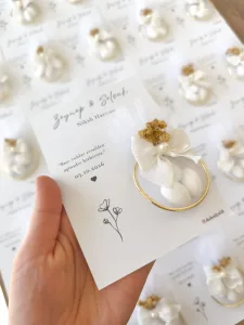 Gold Halka Badem Şekerli Nikah Hediyeliği – Keten Fiyonklu Kuru Çİçekli & Kişiye Özel Kartlı Hediyelik