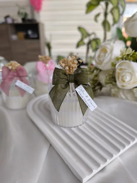 Şekerlik Mum – Kişiye Özel Keten Kurdeleli & Cipso Çiçekli Nikah Hediyeliği