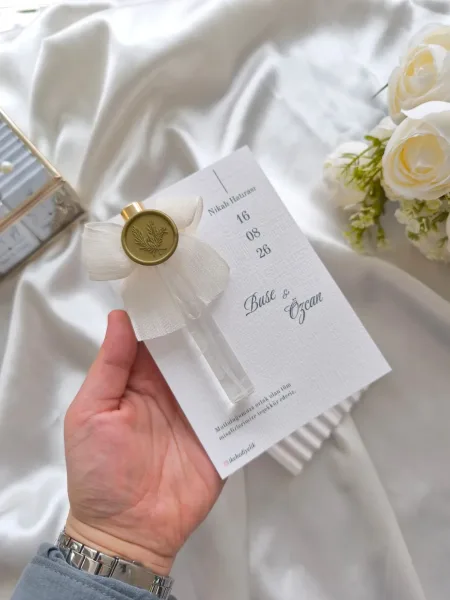 Mühürlü ve Fiyonklu Cam Şişe Kolonya – Kişiye Özel Kartlı Nikah & Söz Hatırası