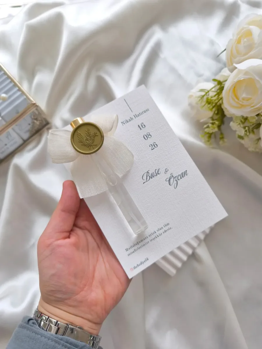 Mühürlü ve Fiyonklu Cam Şişe Kolonya – Kişiye Özel Kartlı Nikah & Söz Hatırası