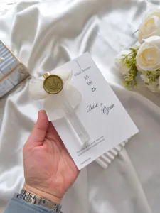 Mühürlü ve Fiyonklu Cam Şişe Kolonya – Kişiye Özel Kartlı Nikah & Söz Hatırası