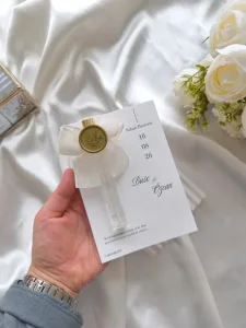 Mühürlü ve Fiyonklu Cam Şişe Kolonya – Kişiye Özel Kartlı Nikah & Söz Hatırası