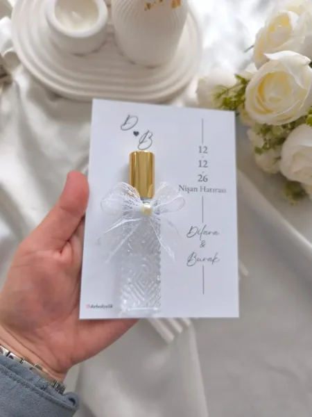 Kristal Kesme Cam Şişe Dantel Fiyonklu Fısfıs Kolonya – Kişiye Özel Kartlı Nişan & Nikah Hatırası