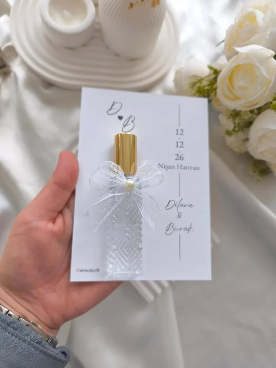 Kristal Kesme Cam Şişe Dantel Fiyonklu Fısfıs Kolonya – Kişiye Özel Kartlı Nişan & Nikah Hatırası