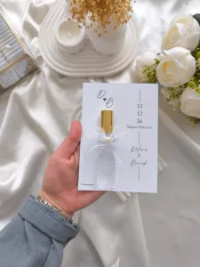 Kristal Kesme Cam Şişe Dantel Fiyonklu Fısfıs Kolonya – Kişiye Özel Kartlı Nişan & Nikah Hatırası