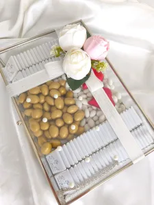 Şakayık Çiçek Süslemeli Cam Kutuda Lüks İsteme & Söz Nişan Çikolatası (Gold & Gümüş Renk Seçenekleriyle)