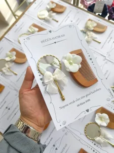 Ortancalı Ahşap Tarak & Fiyonk Detaylı Gold Ayna Seti Düğün, Nişan, Nikah & Söz Hediyeliği