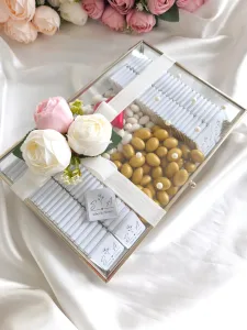 Şakayık Çiçek Süslemeli Cam Kutuda Lüks İsteme & Söz Nişan Çikolatası (Gold & Gümüş Renk Seçenekleriyle)