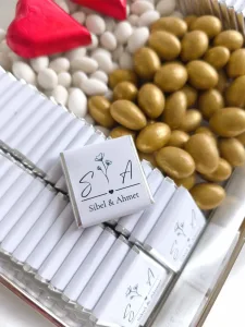 Şakayık Çiçek Süslemeli Cam Kutuda Lüks İsteme & Söz Nişan Çikolatası (Gold & Gümüş Renk Seçenekleriyle)