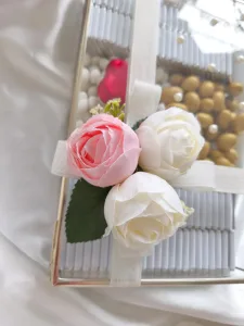 Şakayık Çiçek Süslemeli Cam Kutuda Lüks İsteme & Söz Nişan Çikolatası (Gold & Gümüş Renk Seçenekleriyle)