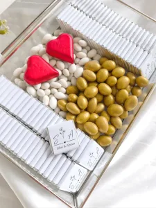 Şakayık Çiçek Süslemeli Cam Kutuda Lüks İsteme & Söz Nişan Çikolatası (Gold & Gümüş Renk Seçenekleriyle)