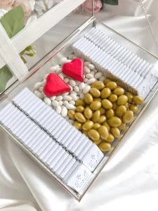 Şakayık Çiçek Süslemeli Cam Kutuda Lüks İsteme & Söz Nişan Çikolatası (Gold & Gümüş Renk Seçenekleriyle)